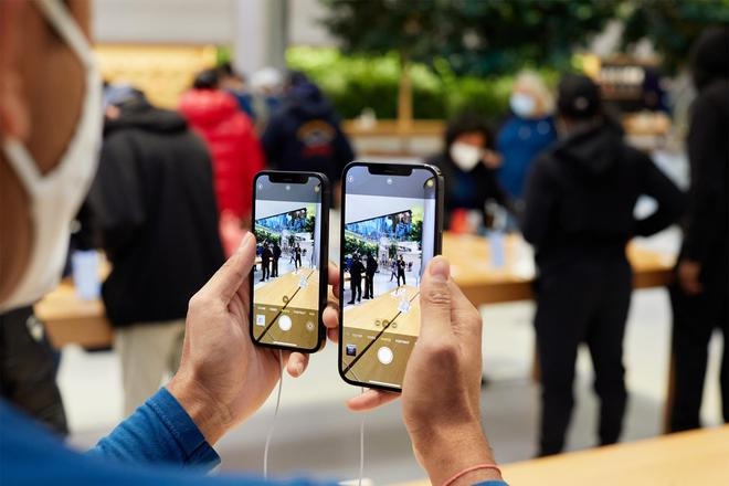 左边为 iPhone 12 mini，图片来源：苹果