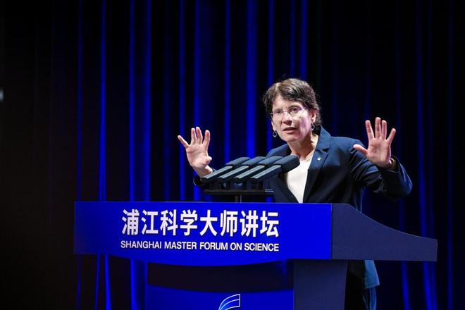 卡罗琳·贝尔托齐在“浦江科学大师讲坛”上介绍藏在癌细胞“糖衣”中的伪装机制和药物策略。图片由主办方提供