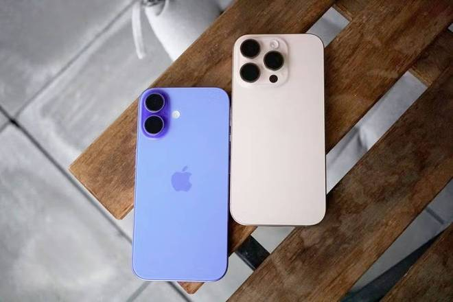 ▲ 左：6.1 寸的 iPhone 16，右：6.3 寸的 iPhone 16 Pro，图源：Simon Cocks