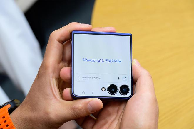 ▲ 升级 One UI 8 后，Galaxy Z Flip7 手机无需展开设备，FlexWindow 外屏可直接调用 Gemini