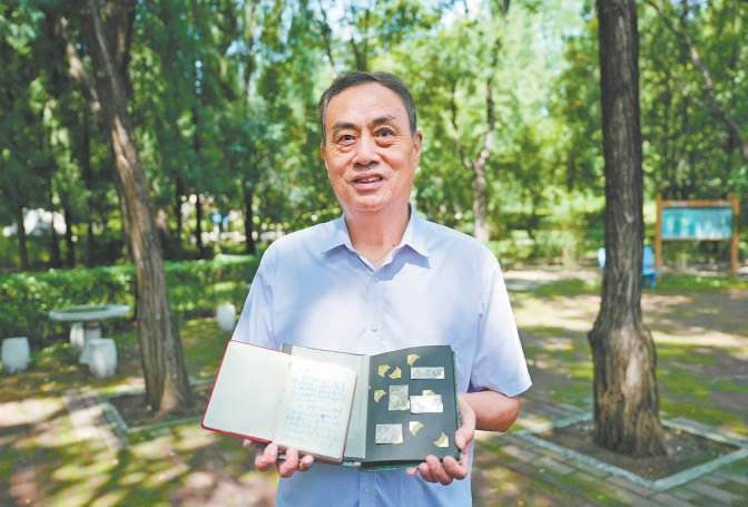 成健展示父亲成少甫的手书。 受访者供图
