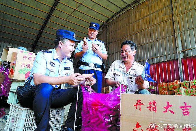 8月26日，河南省开封市祥符区公安局范村派出所民警到辖区红薯收购点，向农户和收购商讲解安全防范知识。高杰 摄