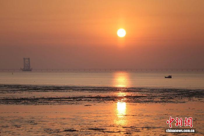 浙江海盐，太阳跃出海面，水天一色。孙杨洋 摄