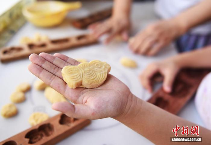 8月20日，山东烟台一户人家正在磕巧果。中新社记者 王娇妮 摄