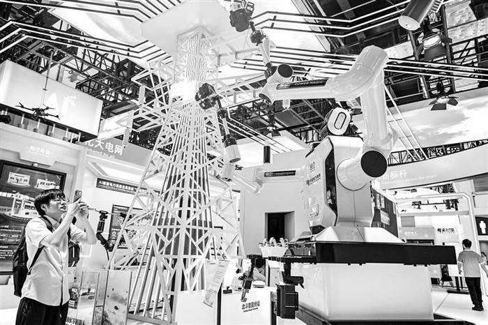 在2025世界人工智能大会展览现场展出的“悟空”带电作业机器人。 新华社发