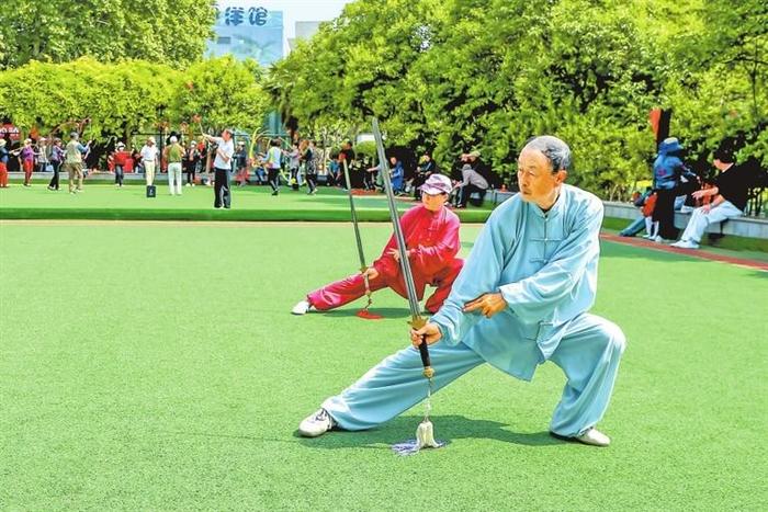 晨练的开封市民。