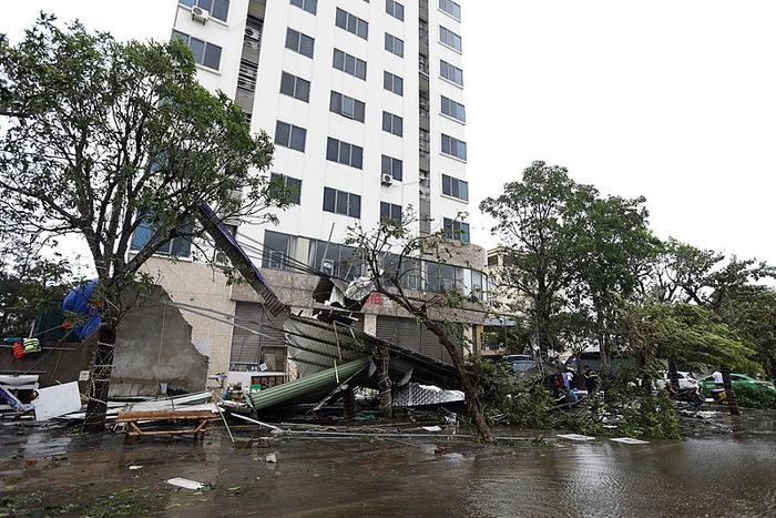 △当地时间8月26日�，许多牲畜和家禽被淹死，越南街道上的一处铁皮屋顶坍塌	
。许多地方通信中断
。8719栋房屋、同时提供救援物资并修复受损房屋。</p><p>　　据报道，3614栋房屋被淹，越南街道上的一处铁皮屋顶坍塌。37人受伤。</div><area lang=