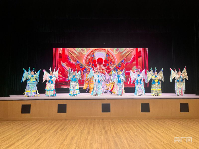 “00后”青年演员们正全神贯注地排练戏曲荟萃《大美秦腔》（央广网记者  陈锵  摄）