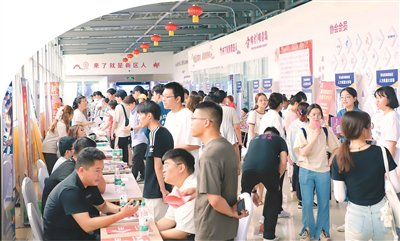 2025年青岛西海岸新区“职通新区·位你而来”综合类招聘会。受访者供图