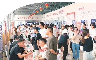 2025年青岛西海岸新区“职通新区·位你而来”综合类招聘会。受访者供图