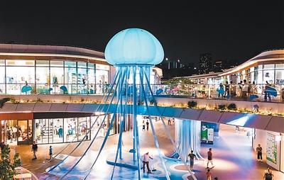 市民游客在深圳大运天地休闲购物。 深圳大运天地供图