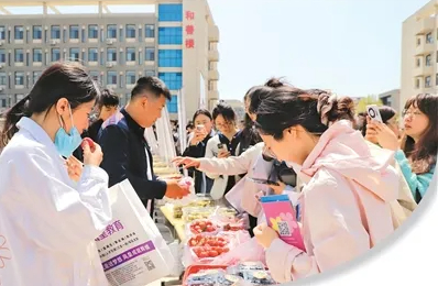 在考点现场，青岛西海岸新区文旅内容集中展示、特色农产品免费品鉴。受访者供图