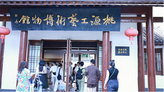 台湾同胞进入桃源工艺术博物馆参观。