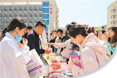 在考点现场，青岛西海岸新区文旅内容集中展示、特色农产品免费品鉴。受访者供图