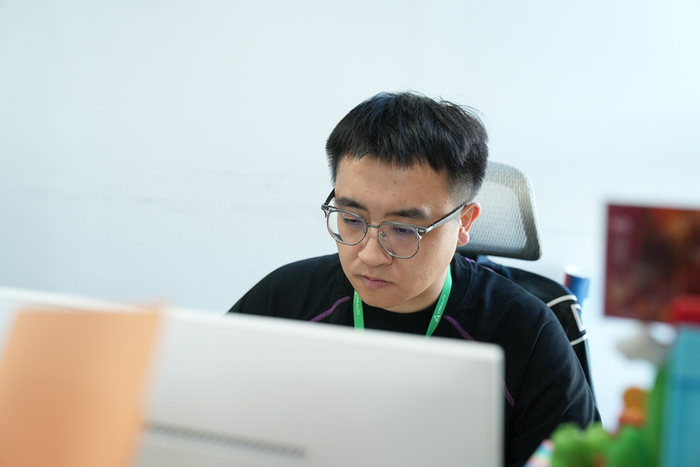 史可在办公桌前工作（受访者供图）