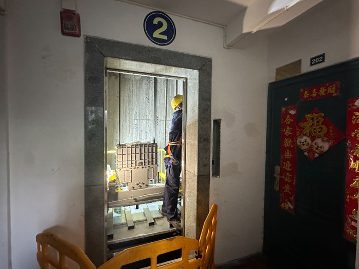 （大浒东苑B区电梯更新施工现场，拍摄/柳宁馨）