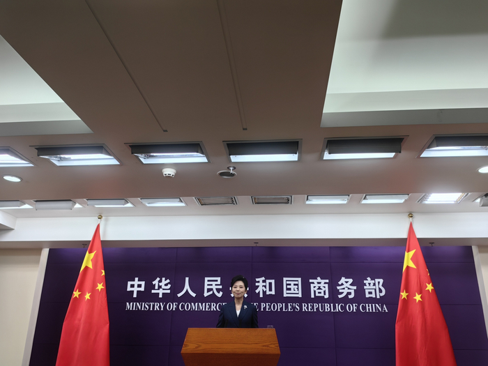  何咏前在发布会上回答记者提问 每经记者 张怀水 摄