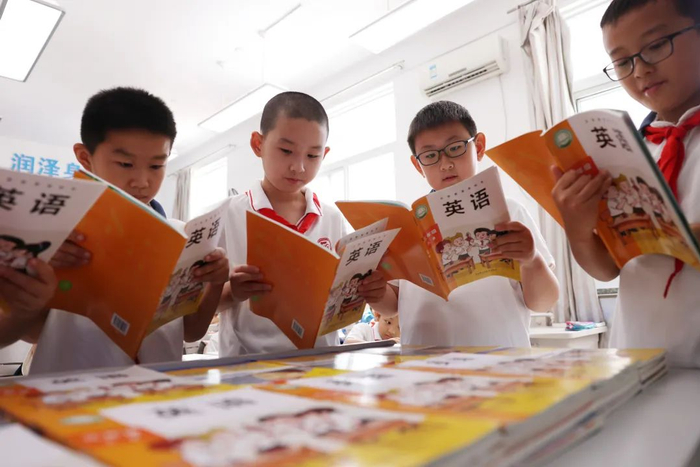 2024年9月，三年级同学领到新英语教材