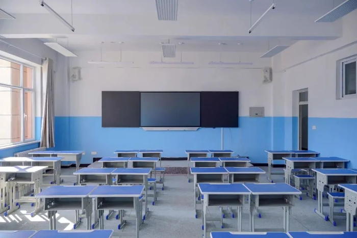 8月22日，昌吉市致远中学教室内部。