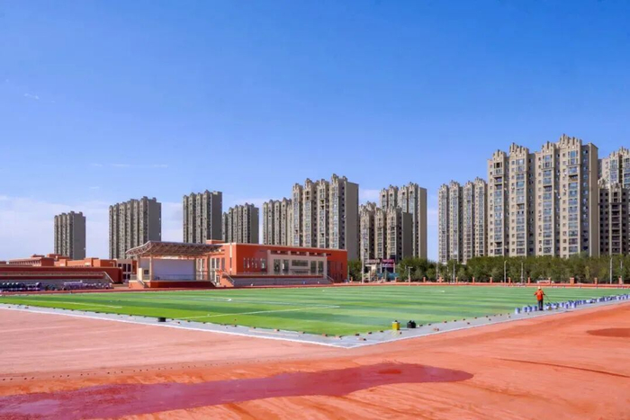 8月22日，昌吉市致远中学运动场一角。