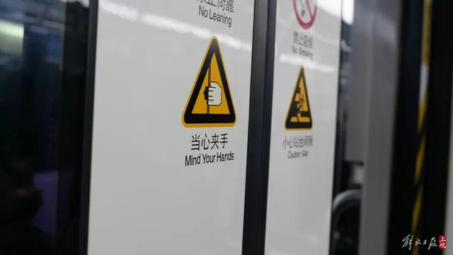 不要倚靠车门（朱瓅 摄）