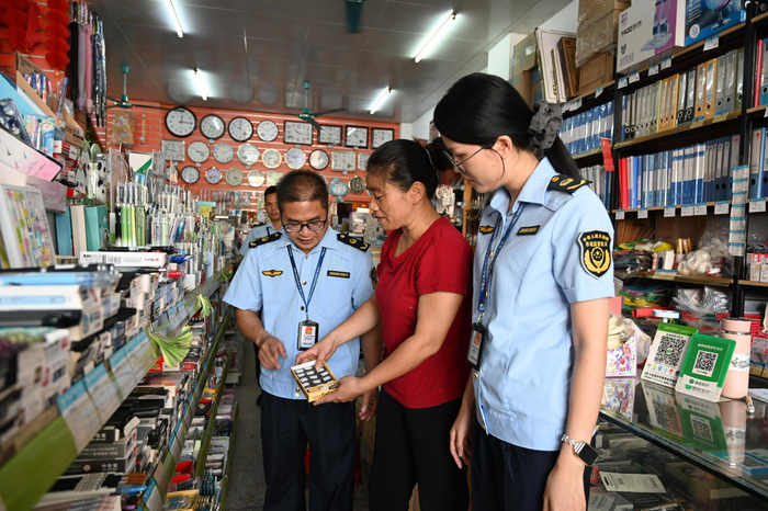 执法人员在文具店检查。