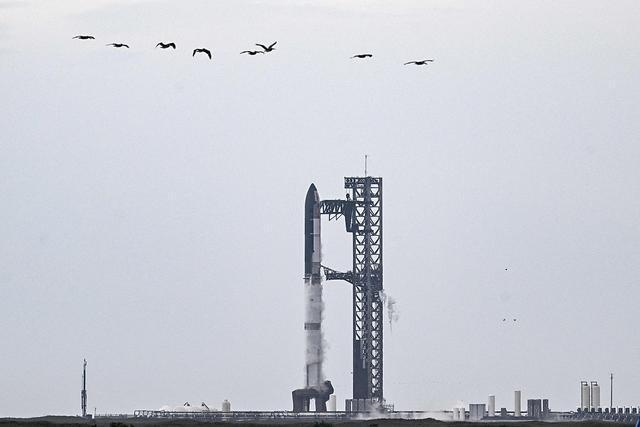 当地时间8月25日，“星舰”在美国得克萨斯州等待发射。图源：视觉中国