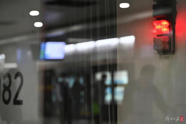 门灯闪烁，不应再上下列车（笪曦 摄）