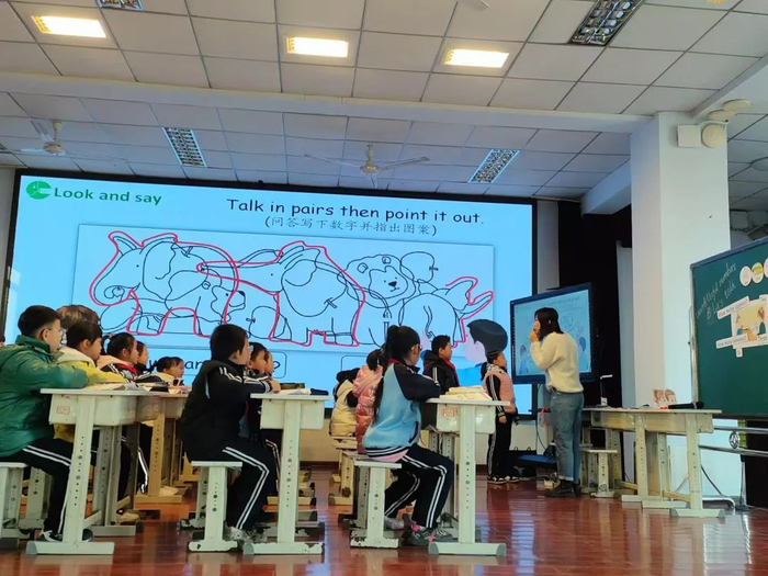 学生正在上英语课