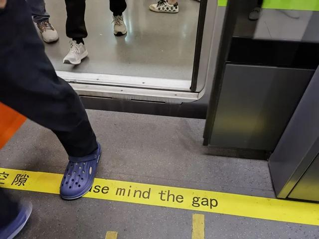 有些地铁站台没有防夹条（任翀 摄）