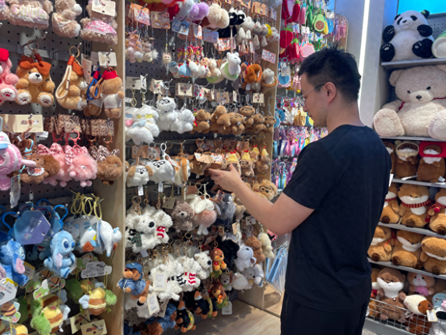 潮玩店里包挂样式众多 王小月/摄