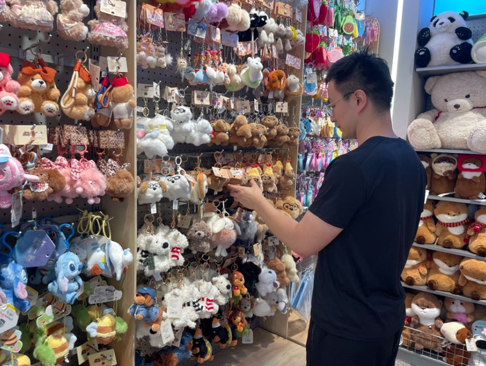 潮玩店里包挂样式众多 王小月/摄