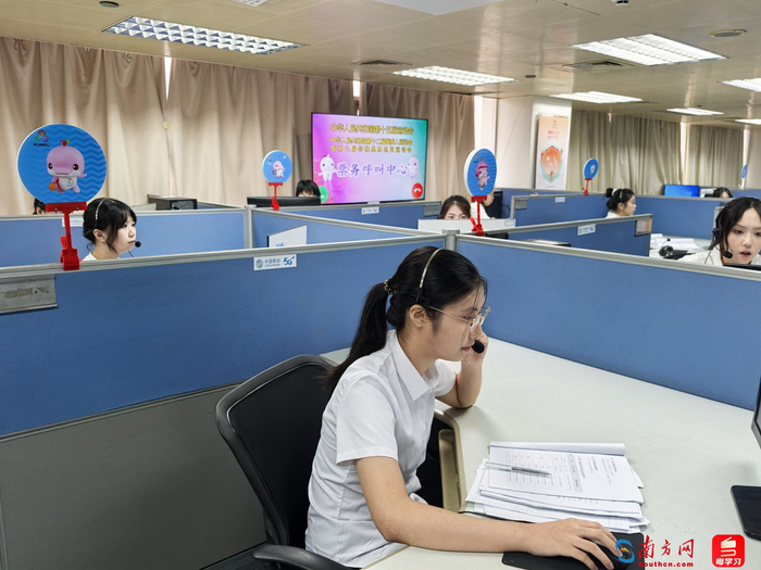 在十五运会和残特奥会票务呼叫中心，工作人员正在接听公众来电