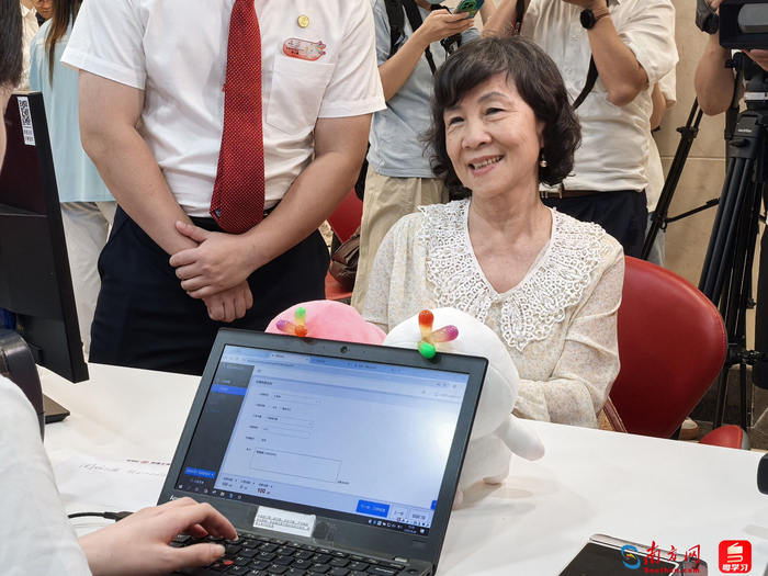 来自香港的周女士在现场购票中