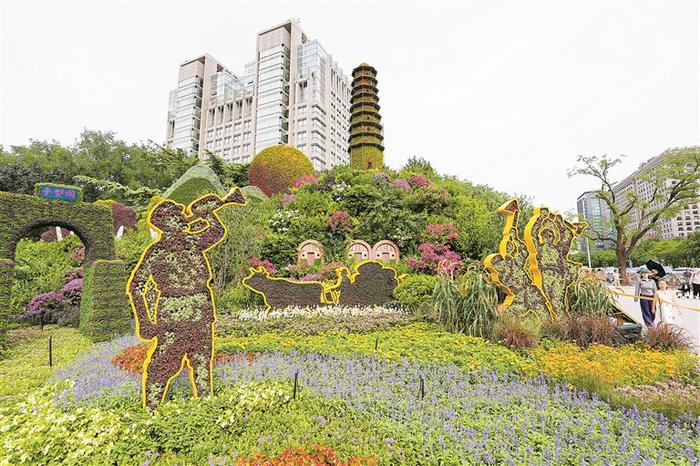 图为北京东单的“中流砥柱”花坛。新华社记者 鞠焕宗 摄