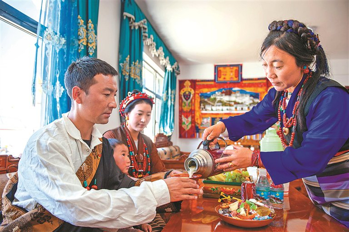 定结县郭加乡乃村群众庆祝乔迁之喜。本网记者 旦增嘎瓦 摄