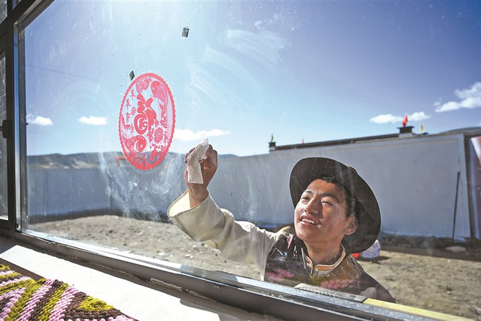 萨迦县雄麦乡扎果村群众擦拭新家窗户。本网记者 扎西顿珠 摄