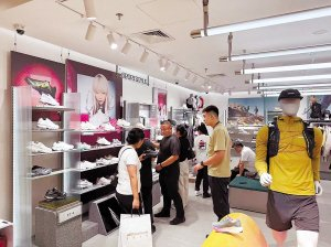 　　冰城运动装备热销。本报记者 王丹摄