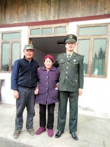 唐磊(右一)与家人合影。受访者供图