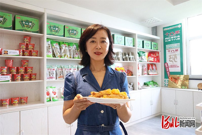 8月22日，河北中薯农业科技有限公司董事长刘旭展示公司即将推出的新产品“爆浆薯条”。河北日报记者 张辉摄