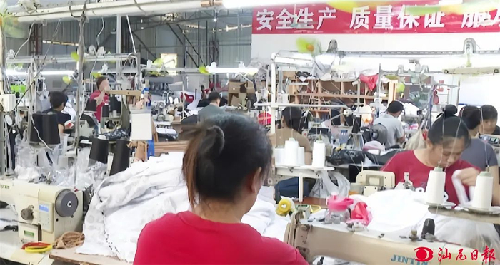 陆河县的一家制衣厂内，工人们正在各自岗位上有条不紊地工作。