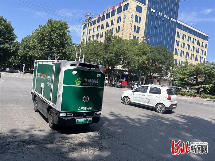 8月22日，在高邑县城，无人驾驶快递车正在路上行驶。李石磊摄