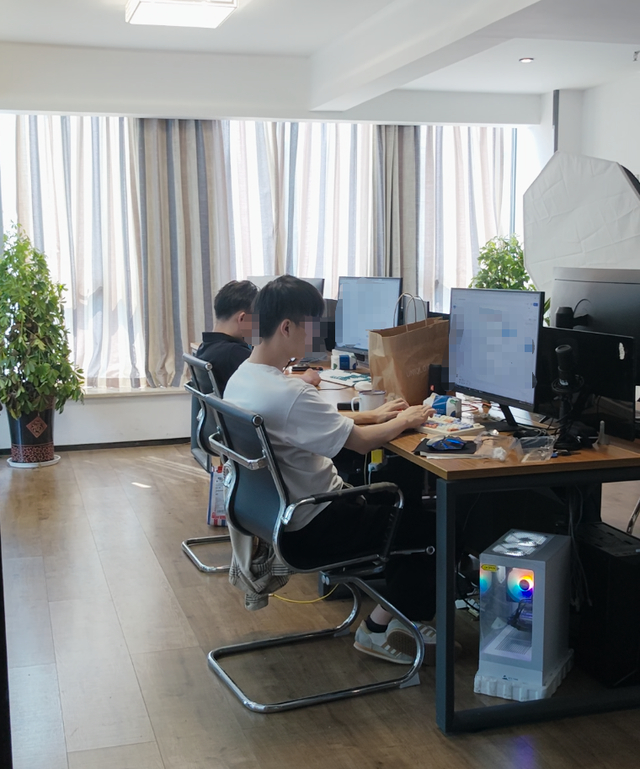 △“假装上班”公司里，租了工位的年轻人