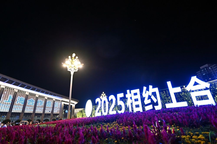 天津站后广场夜景（李然 摄）