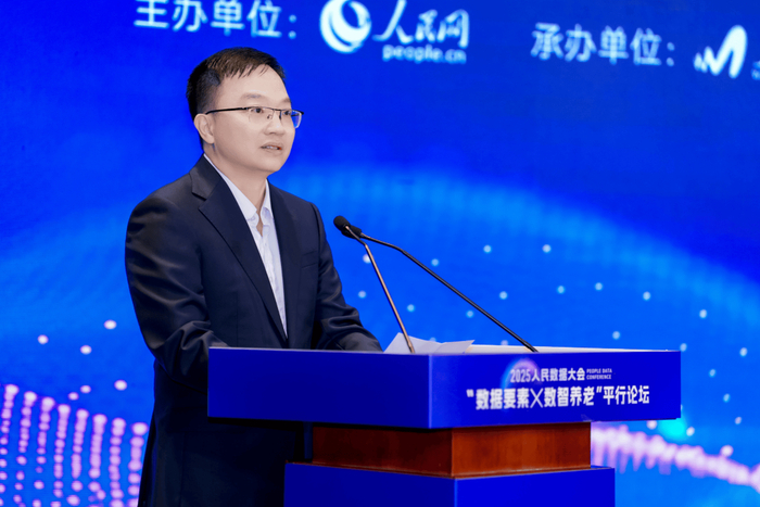 图：深圳市民政局党组成员、深圳市社会组织管理局局长李文海发言