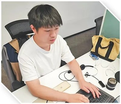 李泽霖在电脑前工作。受访者供图