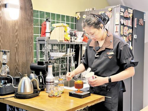     8月23日，保定市西大街翡冷翠咖啡馆店员正在制作冰柿冷萃咖啡。肖佳琦摄
