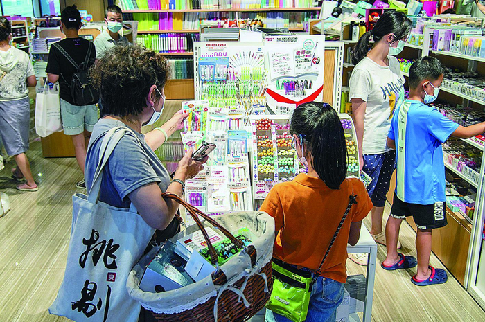     学生在购买各类文具用品