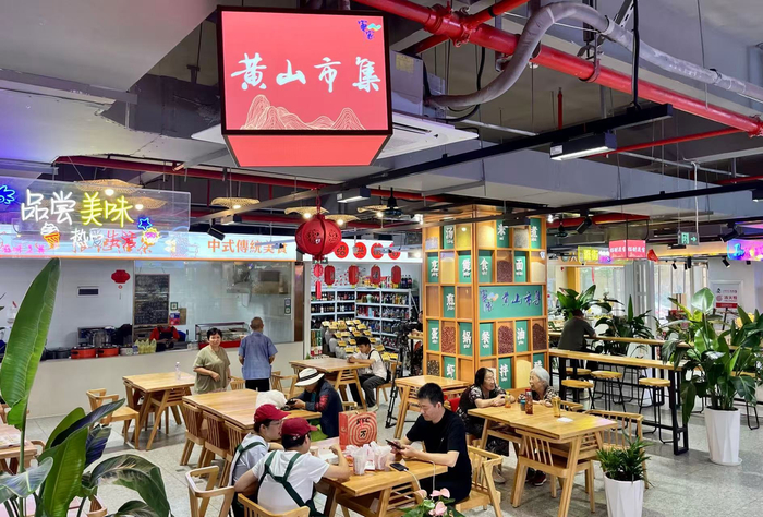 让标准化菜市场不仅有“规范”，更有“活力与温度”。劳动报记者贡俊祺 摄影