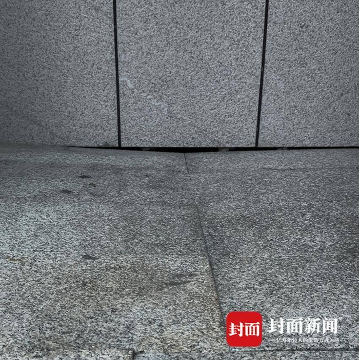 南大门右侧景观墙体地面沉降实拍图